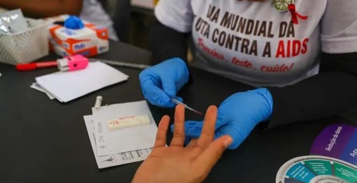 Dezembro Vermelho reforça prevenção combinada, testagem e cuidado contínuo às pessoas vivendo com HIV/AIDS em MS