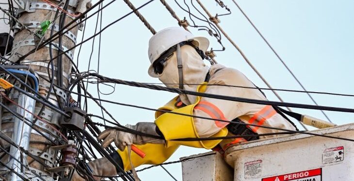 Operação retira 24 mil metros de fiação irregular do centro de Campo Grande