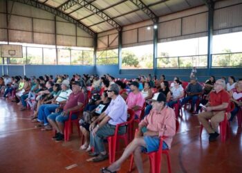 Governo de MS entrega títulos de regularização fundiária para moradores de Jardim