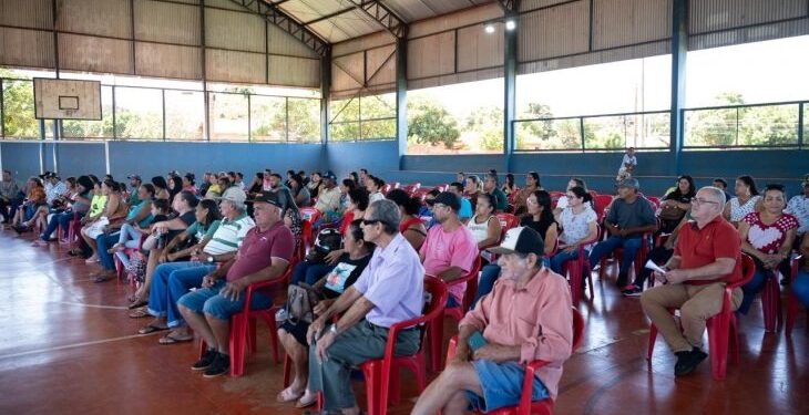 Governo de MS entrega títulos de regularização fundiária para moradores de Jardim