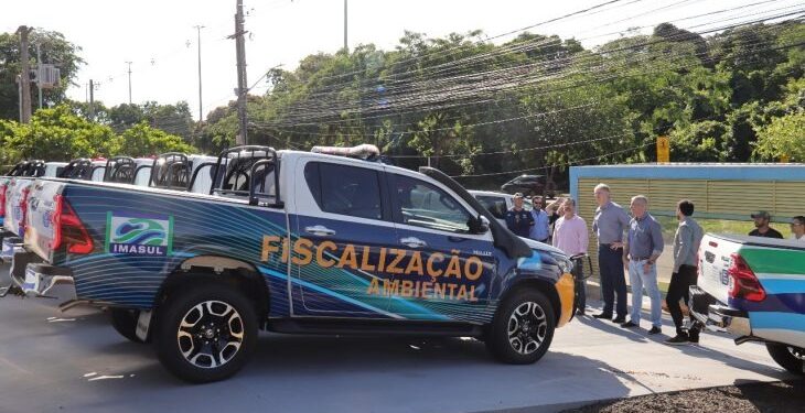 Imasul recebe onze caminhonetes e dois tratores para reforçar fiscalização e equipar unidades de conservação