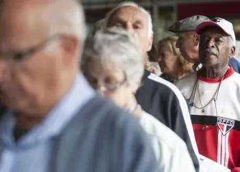 Aposentados que ainda trabalham buscam reforçar renda e manter rotina em prática cada vez mais comum no Brasil
