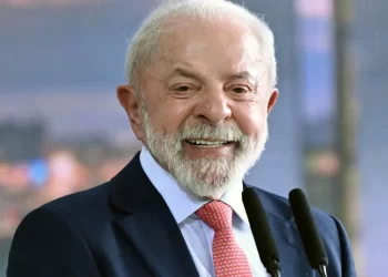 Lula vence todos os adversários no 2º turno, mas distância para Flávio Bolsonaro diminui, diz AtlasIntel