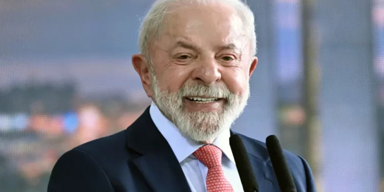 Lula vence todos os adversários no 2º turno, mas distância para Flávio Bolsonaro diminui, diz AtlasIntel