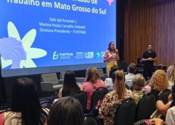 Com números expressivos e histórias que traduzem a força feminina no mercado de trabalho, a participação da Funtrab (Fundação do Trabalho de Mato Grosso do Sul) no Delas Day reafirma o papel da instituição como agente de transformação social e econômica. O evento reuniu mais de 11 mil inscritos, com mais de 4 mil participantes apenas no primeiro dia e outras 5 mil visualizações na transmissão online via YouTube, consolidando-se como um espaço de troca, inspiração e fortalecimento da autonomia feminina.  Um dos momentos mais marcantes foi a palestra “Mulher no Mercado de Trabalho”, ministrada pela diretora-presidente da Funtrab, Marina Dobashi, no dia 25 de fevereiro. A apresentação trouxe uma reflexão profunda sobre avanços conquistados, desafios persistentes e as perspectivas para a inserção e permanência das mulheres no mundo do trabalho.  Durante a fala, dados evidenciaram a crescente presença feminina na economia. Entre 2015 e 2025, a força de trabalho feminina cresceu 20,5%, o dobro do ritmo masculino, que registrou aumento de 10,3%. Em Mato Grosso do Sul, a taxa de participação feminina chegou a 57,2%, superando a média nacional.  Apesar dos avanços, os desafios ainda são significativos. As mulheres sul-mato-grossenses concentram-se majoritariamente no setor de serviços (65%), seguido pelo comércio (18,8%) e pela indústria (15,1%). Embora 17,5% possuam ensino superior ou atuem em ocupações intelectuais — percentual superior ao masculino —, a desigualdade salarial ainda persiste, revelando um paradoxo estrutural: elas estudam mais, mas recebem menos.  Outro ponto destacado foi a chamada “jornada dupla”. Enquanto mulheres dedicam, em média, 21,4 horas semanais aos afazeres domésticos, os homens dedicam cerca de 11 horas. “Entrar no mercado é difícil. Permanecer e crescer é o grande desafio”, pontuou Dobashi.   Diretora-presidente da Funtrab, Mariana Dobashi, durante evento Nesse cenário, a Funtrab se apresenta como peça-chave na promoção de oportunidades. A instituição já viabilizou o preenchimento de 8.708 vagas por mulheres e monitorou 159.471 admissões femininas, além de desenvolver ações específicas como a intermediação ativa para mulheres com mais de 50 anos e programas de qualificação conectados aos setores da indústria e do agronegócio.  Para a analista de projetos sociais Cleide Aparecida dos Santos, da Simbiose Socioambiental, a palestra trouxe um retrato fiel da realidade. “Foi muito interessante porque mostra o dia a dia das mulheres. Elas enfrentam obstáculos e precisam de disponibilidade, conhecimento e coragem para não se acomodar”, destacou.  A trajetória feminina em espaços de liderança também foi abordada, ressaltando a importância da formação contínua, da capacidade de gestão sob pressão e da tomada de decisões em ambientes ainda predominantemente masculinos, sem deixar de lado o equilíbrio entre vida pessoal e alta performance profissional.  Ao final, a mensagem foi clara: a participação feminina é decisiva para o crescimento econômico de Mato Grosso do Sul. Os desafios — como a desigualdade salarial, a barreira etária e a sobrecarga doméstica — não são limitações individuais, mas estruturais. E é justamente nesse ponto que a política pública faz a diferença.  “O futuro do trabalho em Mato Grosso do Sul tem rosto feminino — e a Funtrab está aqui para garantir que nós tenhamos essa oportunidade”, concluiu Marina Dobashi, reforçando o compromisso da instituição com a construção de um mercado de trabalho mais justo, inclusivo e humano.  Cláudia Yuri, Funtrab Fotos: Divulgação/Funtrab
