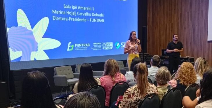 Com números expressivos e histórias que traduzem a força feminina no mercado de trabalho, a participação da Funtrab (Fundação do Trabalho de Mato Grosso do Sul) no Delas Day reafirma o papel da instituição como agente de transformação social e econômica. O evento reuniu mais de 11 mil inscritos, com mais de 4 mil participantes apenas no primeiro dia e outras 5 mil visualizações na transmissão online via YouTube, consolidando-se como um espaço de troca, inspiração e fortalecimento da autonomia feminina.  Um dos momentos mais marcantes foi a palestra “Mulher no Mercado de Trabalho”, ministrada pela diretora-presidente da Funtrab, Marina Dobashi, no dia 25 de fevereiro. A apresentação trouxe uma reflexão profunda sobre avanços conquistados, desafios persistentes e as perspectivas para a inserção e permanência das mulheres no mundo do trabalho.  Durante a fala, dados evidenciaram a crescente presença feminina na economia. Entre 2015 e 2025, a força de trabalho feminina cresceu 20,5%, o dobro do ritmo masculino, que registrou aumento de 10,3%. Em Mato Grosso do Sul, a taxa de participação feminina chegou a 57,2%, superando a média nacional.  Apesar dos avanços, os desafios ainda são significativos. As mulheres sul-mato-grossenses concentram-se majoritariamente no setor de serviços (65%), seguido pelo comércio (18,8%) e pela indústria (15,1%). Embora 17,5% possuam ensino superior ou atuem em ocupações intelectuais — percentual superior ao masculino —, a desigualdade salarial ainda persiste, revelando um paradoxo estrutural: elas estudam mais, mas recebem menos.  Outro ponto destacado foi a chamada “jornada dupla”. Enquanto mulheres dedicam, em média, 21,4 horas semanais aos afazeres domésticos, os homens dedicam cerca de 11 horas. “Entrar no mercado é difícil. Permanecer e crescer é o grande desafio”, pontuou Dobashi.   Diretora-presidente da Funtrab, Mariana Dobashi, durante evento Nesse cenário, a Funtrab se apresenta como peça-chave na promoção de oportunidades. A instituição já viabilizou o preenchimento de 8.708 vagas por mulheres e monitorou 159.471 admissões femininas, além de desenvolver ações específicas como a intermediação ativa para mulheres com mais de 50 anos e programas de qualificação conectados aos setores da indústria e do agronegócio.  Para a analista de projetos sociais Cleide Aparecida dos Santos, da Simbiose Socioambiental, a palestra trouxe um retrato fiel da realidade. “Foi muito interessante porque mostra o dia a dia das mulheres. Elas enfrentam obstáculos e precisam de disponibilidade, conhecimento e coragem para não se acomodar”, destacou.  A trajetória feminina em espaços de liderança também foi abordada, ressaltando a importância da formação contínua, da capacidade de gestão sob pressão e da tomada de decisões em ambientes ainda predominantemente masculinos, sem deixar de lado o equilíbrio entre vida pessoal e alta performance profissional.  Ao final, a mensagem foi clara: a participação feminina é decisiva para o crescimento econômico de Mato Grosso do Sul. Os desafios — como a desigualdade salarial, a barreira etária e a sobrecarga doméstica — não são limitações individuais, mas estruturais. E é justamente nesse ponto que a política pública faz a diferença.  “O futuro do trabalho em Mato Grosso do Sul tem rosto feminino — e a Funtrab está aqui para garantir que nós tenhamos essa oportunidade”, concluiu Marina Dobashi, reforçando o compromisso da instituição com a construção de um mercado de trabalho mais justo, inclusivo e humano.  Cláudia Yuri, Funtrab Fotos: Divulgação/Funtrab