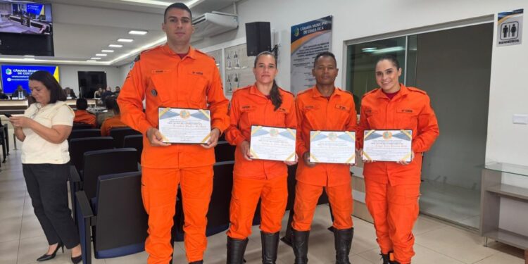 Câmara presta homenagem a bombeiros por salvarem vida de recém-nascida em Costa Rica