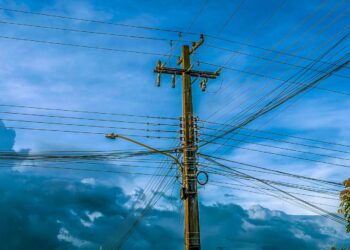 Alcinópolis estabelece normas para reorganizar fiação aérea e ocupação de postes