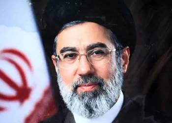 Irã afirma que líder Khamenei segue no país e comanda guerra