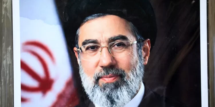 Irã afirma que líder Khamenei segue no país e comanda guerra