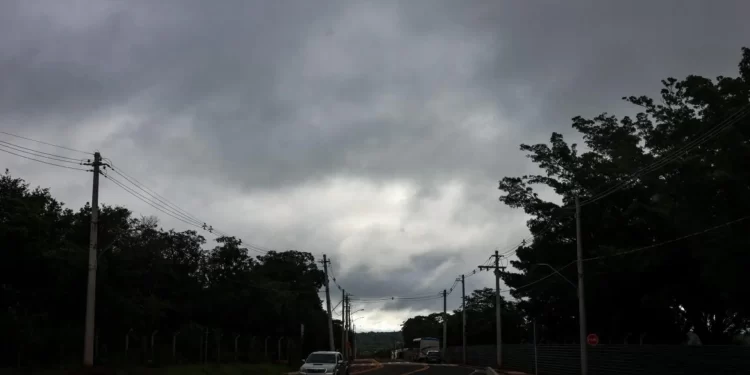 Alerta de chuvas intensas mobiliza autoridades em várias regiões do país