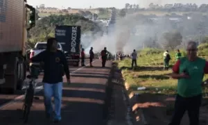 Manifestantes bloqueiam BR-163 e trânsito é liberado após horas
