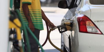 Governo propõe mudança no ICMS para conter alta dos combustíveis