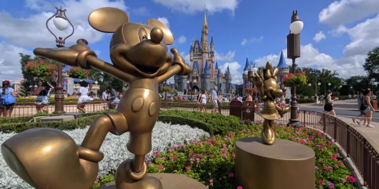 Brasileira é presa após jogar café em idosa em parque da Disney