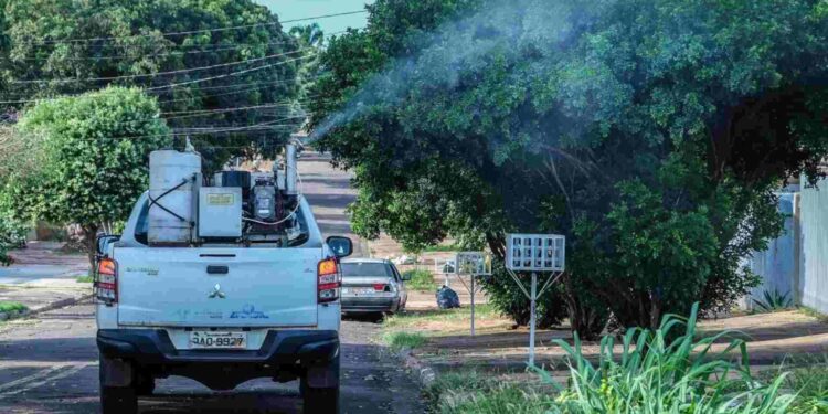 Fumacê percorre quatro bairros de Campo Grande para reforçar combate à dengue nesta quinta-feira
