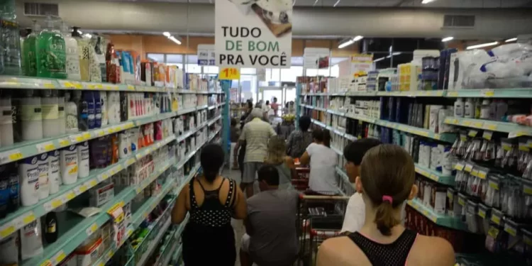 Consumo nos lares brasileiros sobe 3,2% em março ante igual mês de 2025, revela Abras
