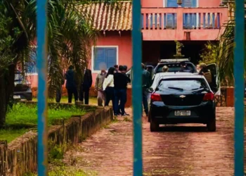 Médico investigado após morte da esposa em Campo Grande deixa prisão e usará tornozeleira eletrônica
