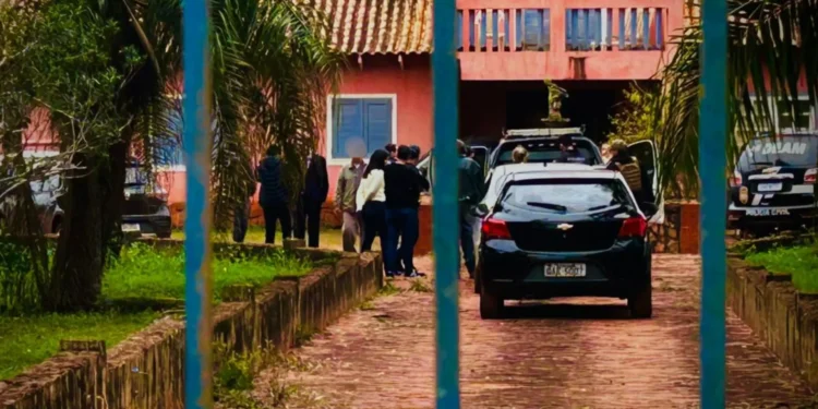 Médico investigado após morte da esposa em Campo Grande deixa prisão e usará tornozeleira eletrônica