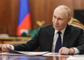 Rússia amplia discurso nuclear enquanto EUA testam míssil; tensão global reacende temor de corrida armamentista