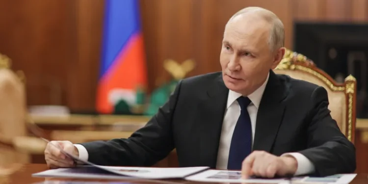 Rússia amplia discurso nuclear enquanto EUA testam míssil; tensão global reacende temor de corrida armamentista