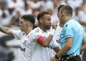 Erro de arbitragem marca saída de Neymar e Santos sofre goleada do Coritiba no Brasileirão