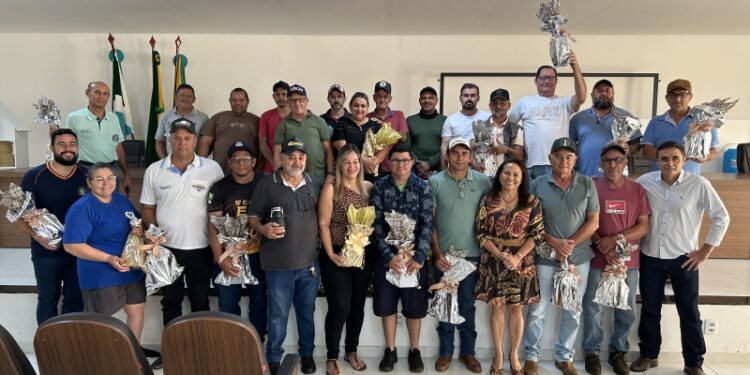 Motoristas do transporte escolar são homenageados em Costa Rica pelo compromisso com a educação