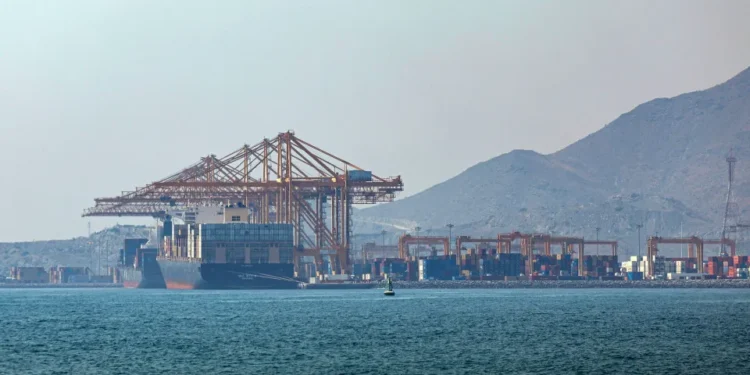 EUA restabelecem bloqueio a portos iranianos após nova escalada no estreito de Hormuz