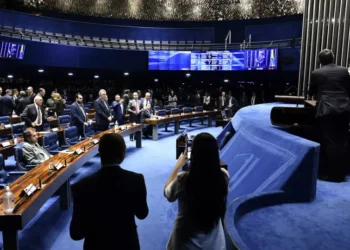 Empresários e governo divergem sobre PEC que extingue escala 6×1 em audiência no Senado