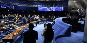 Empresários e governo divergem sobre PEC que extingue escala 6×1 em audiência no Senado