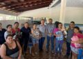 Prefeitura de Alcinópolis entrega cobertores a famílias da Vila Novo Belo Horizonte