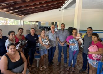 Prefeitura de Alcinópolis entrega cobertores a famílias da Vila Novo Belo Horizonte