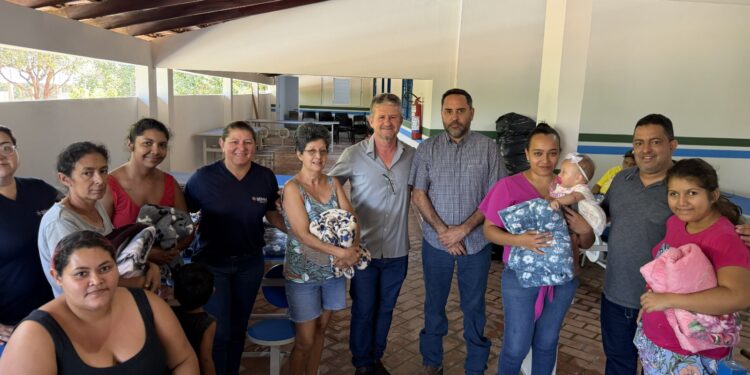 Prefeitura de Alcinópolis entrega cobertores a famílias da Vila Novo Belo Horizonte