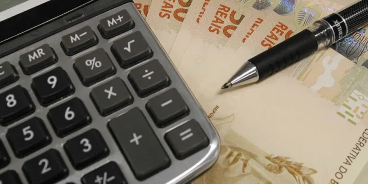 Empresas projetam 2027 mais difícil, com juros altos, endividamento e risco de desaceleração