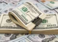 Bolsa avança e dólar sobe com expectativa por acordo no Oriente Médio e decisão do Copom