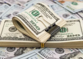 Bolsa avança e dólar sobe com expectativa por acordo no Oriente Médio e decisão do Copom