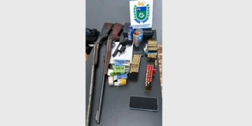 Denúncia de violência doméstica termina com prisão e apreensão de três armas em São Gabriel
