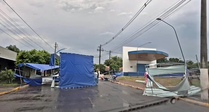 Ventania de 62 km/h arranca barracas e causa estragos em Camapuã