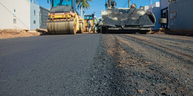 Campo Grande firma R$ 55,9 milhões em contratos para asfalto e drenagem