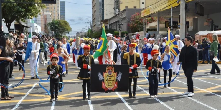 Desfile de 7 de Setembro movimenta Campo Grande nesta manhã