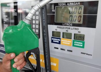Petróleo encosta em US$ 110 e aumenta pressão sobre combustíveis e inflação no Brasil