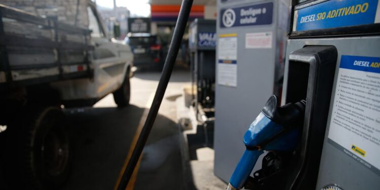 Petróleo passa de US$ 107 e aumenta pressão sobre mercado de combustíveis