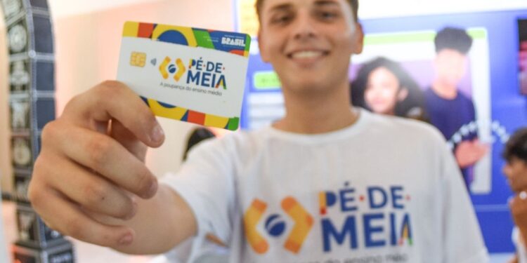Pé-de-Meia começa a pagar sexta parcela nesta segunda-feira; veja calendário
