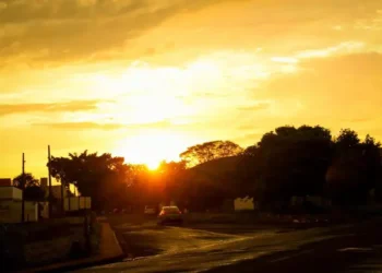 Calor de até 39°C antecede tempestades e ventos acima de 80 km/h em MS