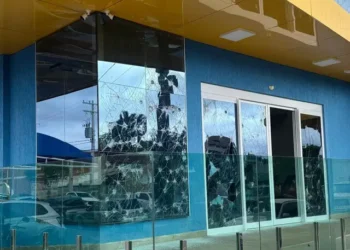 Câmara de Costa Rica tem fachada danificada; polícia é acionada