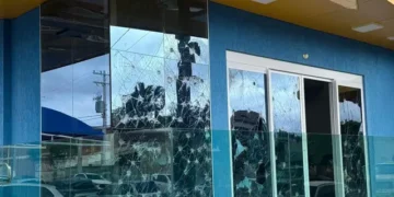 Câmara de Costa Rica tem fachada danificada; polícia é acionada