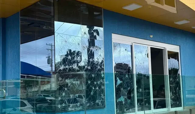Câmara de Costa Rica tem fachada danificada; polícia é acionada