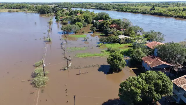 Rio Ivinhema alaga casas de veraneio; Defesa Civil informa que não há desabrigados