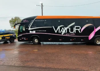 Passageiro é preso suspeito de incendiar ônibus na BR-262 em Água Clara