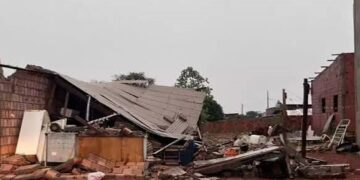 Temporal destelha 25 casas, derruba árvores e afeta estradas em Amambai