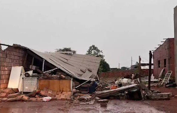 Temporal destelha 25 casas, derruba árvores e afeta estradas em Amambai